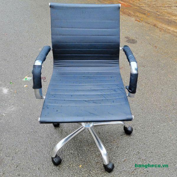 Ghế xoay bọc da cũ màu đen mới 95%