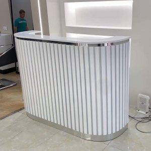 Quầy thu ngân shop thời trang bo cong 1m4