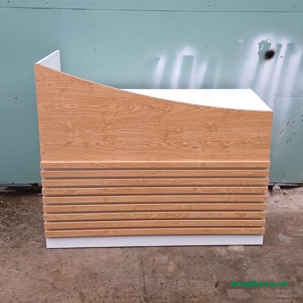 quay 1m2 van go trang Quầy lễ tân 1m2 vân gỗ phối trắng lam sóng ngang