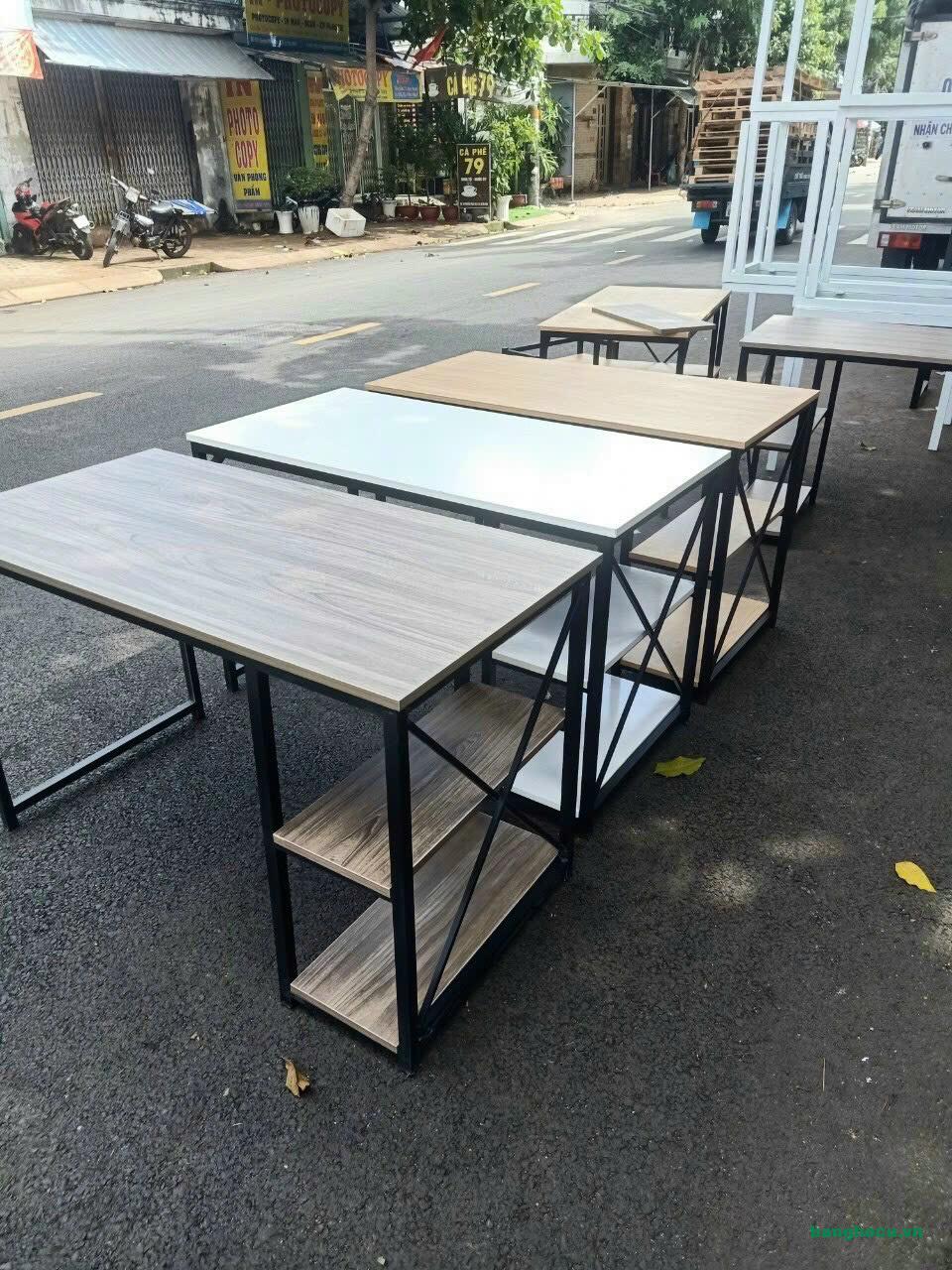 Bàn làm việc chân sắt 1m2 x 60cm liền kệ mới 99%