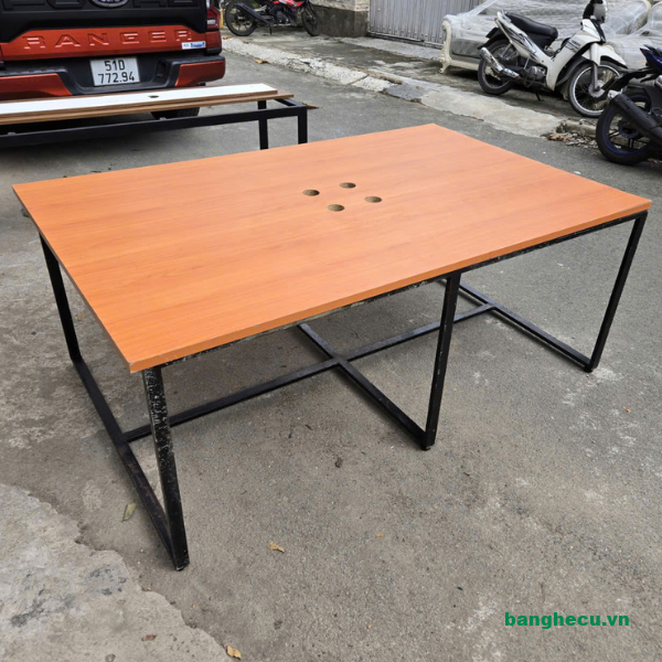 Bàn họp văn phòng chân sắt 1m8x1m2 mới 90%