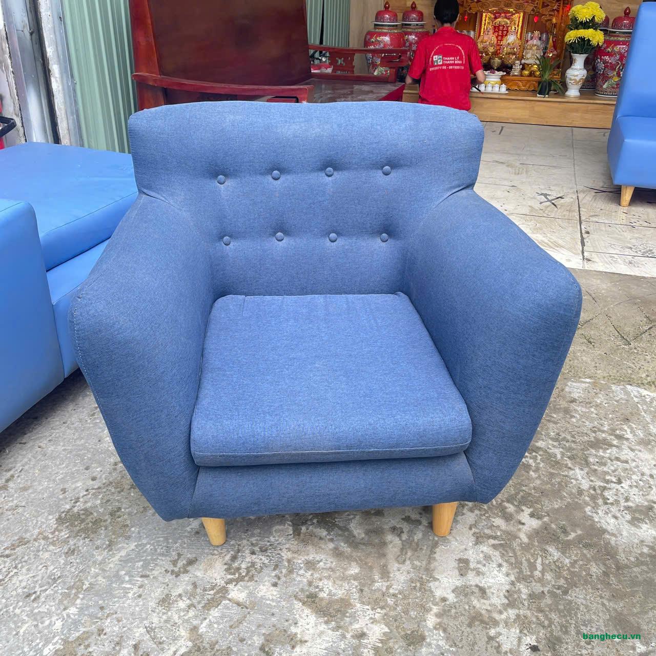Ghế sofa đơn bọc vải màu xanh chân gỗ cũ