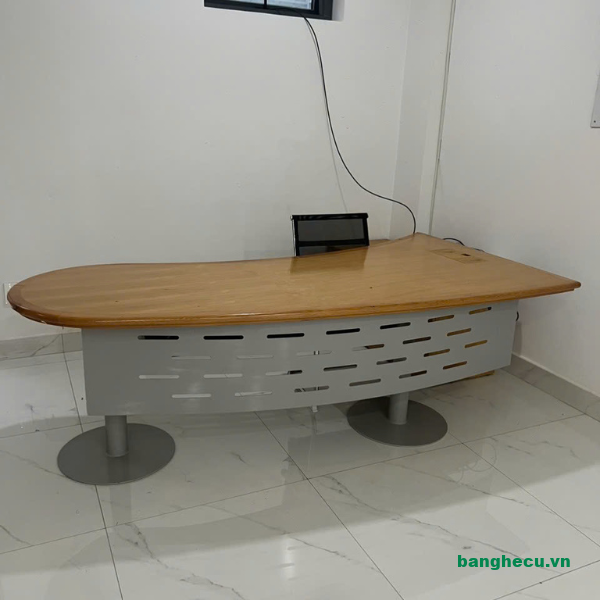 Bàn trưởng phòng mặt cong chân sắt vách nhôm cao cấp