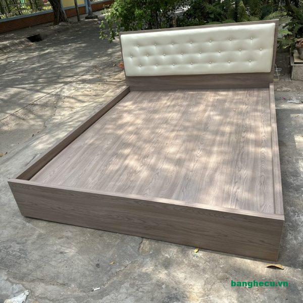 Giường gỗ công nghiệp bọc nệm 1m8 mới 99%