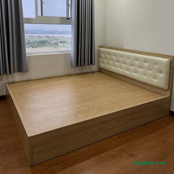 Giường MDF 1m8 màu vàng ốp nệm đầu giường mới 99%