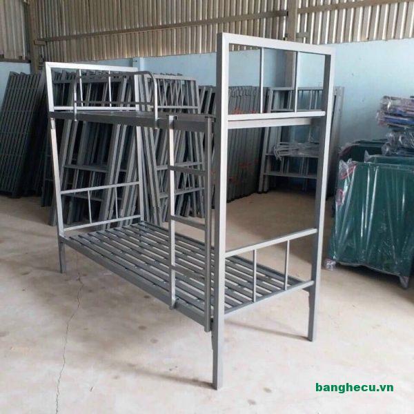 Giường sắt 2 tầng màu xám mới 99%