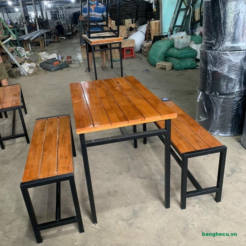 Bàn ăn mặt gỗ chân sắt kèm băng ghế dài 1m2