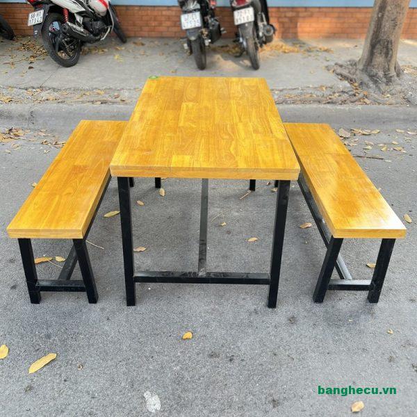Bàn ăn mặt gỗ kèm 2 băng ghế dài chân sắt 1m2 tồn kho