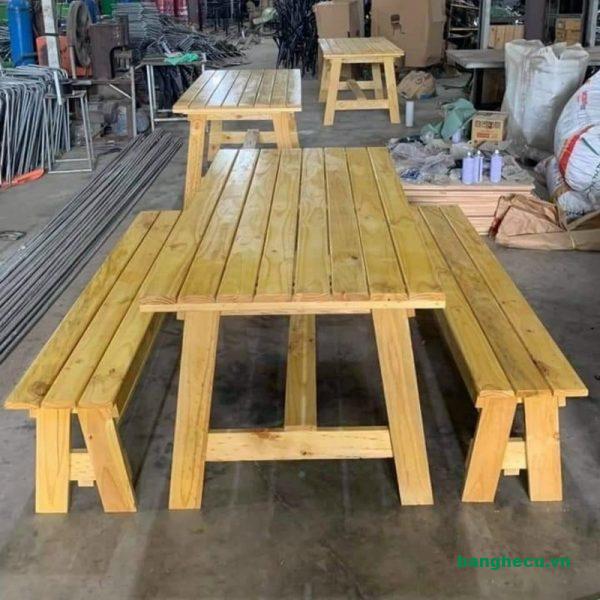 Bộ bàn ghế gỗ ngoài trời 2 băng dài chân chữ A màu vàng