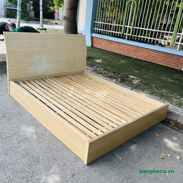 Giường gỗ MDF chống ẩm 1m6 màu nâu mới 95%