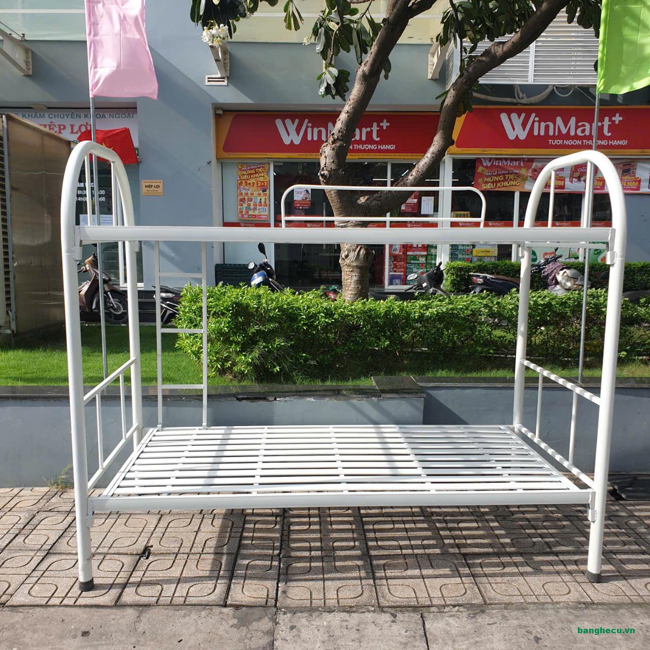 Thanh lý giường tầng sắt 80 x 2m màu kem mới 99%