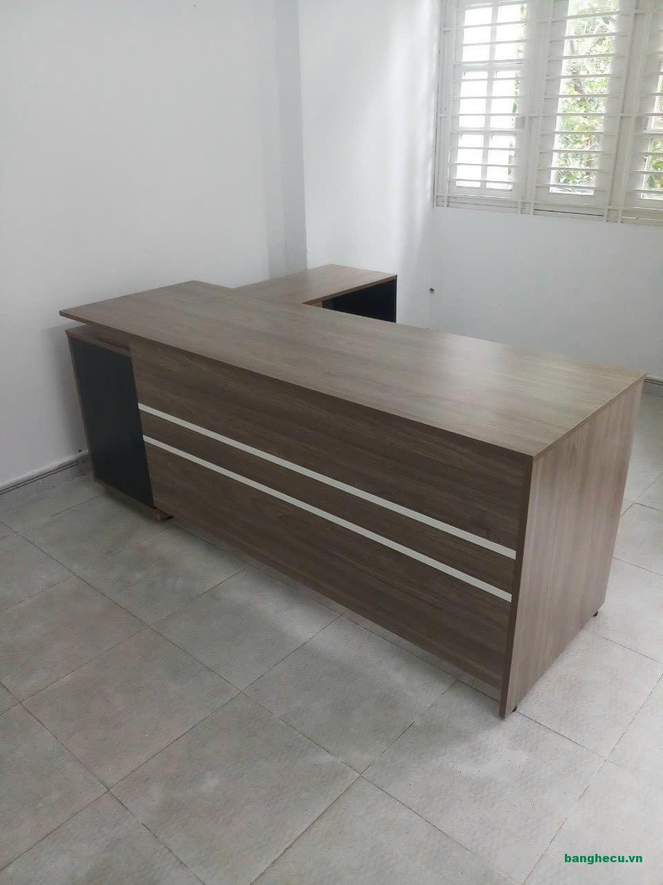 Bàn giám đốc chữ L 2m x 1m4 màu vân gỗ