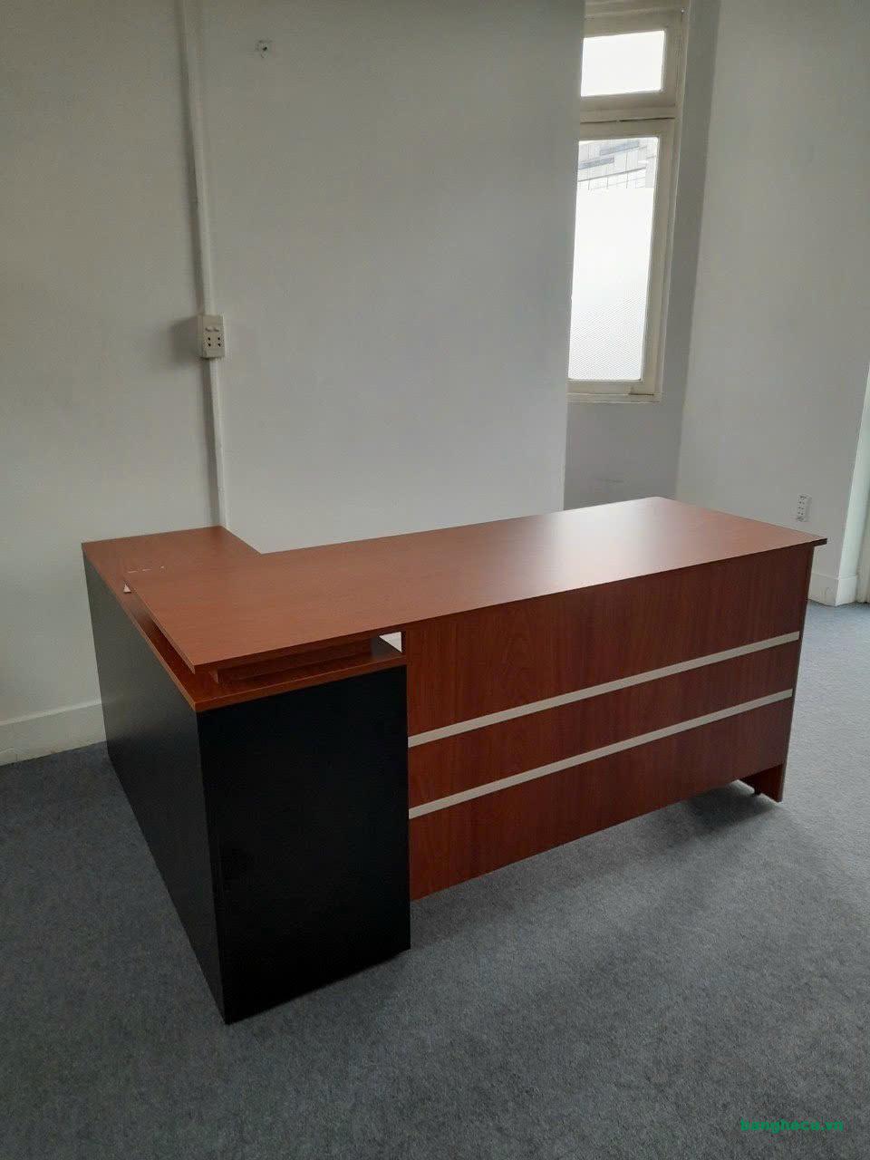 Bàn giám đốc chữ L màu nâu gỗ giá xưởng