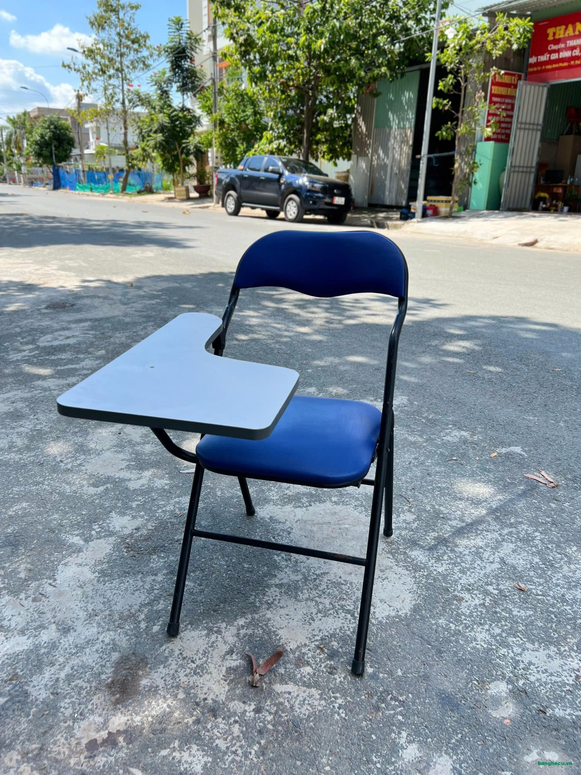 Thanh lý ghế gấp liền bàn cũ lưng thấp mới 90%
