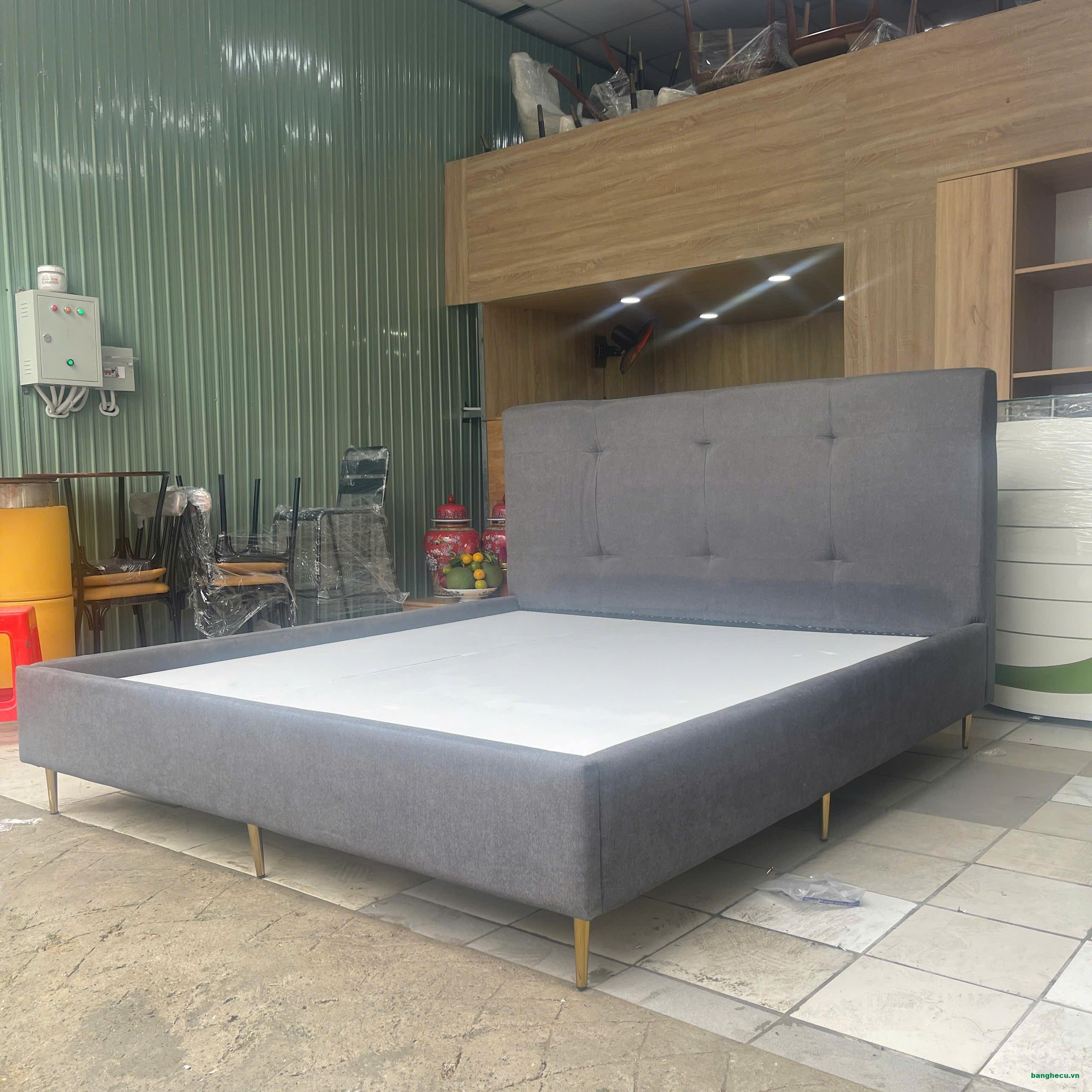 Giường 1m8 x 2m bọc vải hàng cao cấp mới 95%
