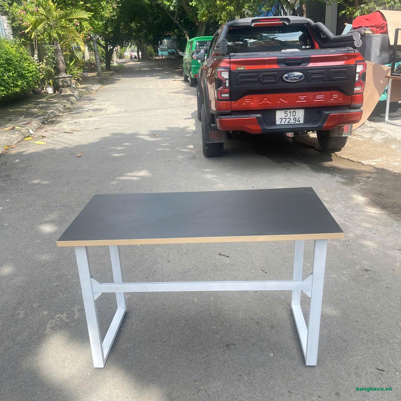 Bàn làm việc chân sắt 1m2 x 60cm mặt bàn dày mới 100%