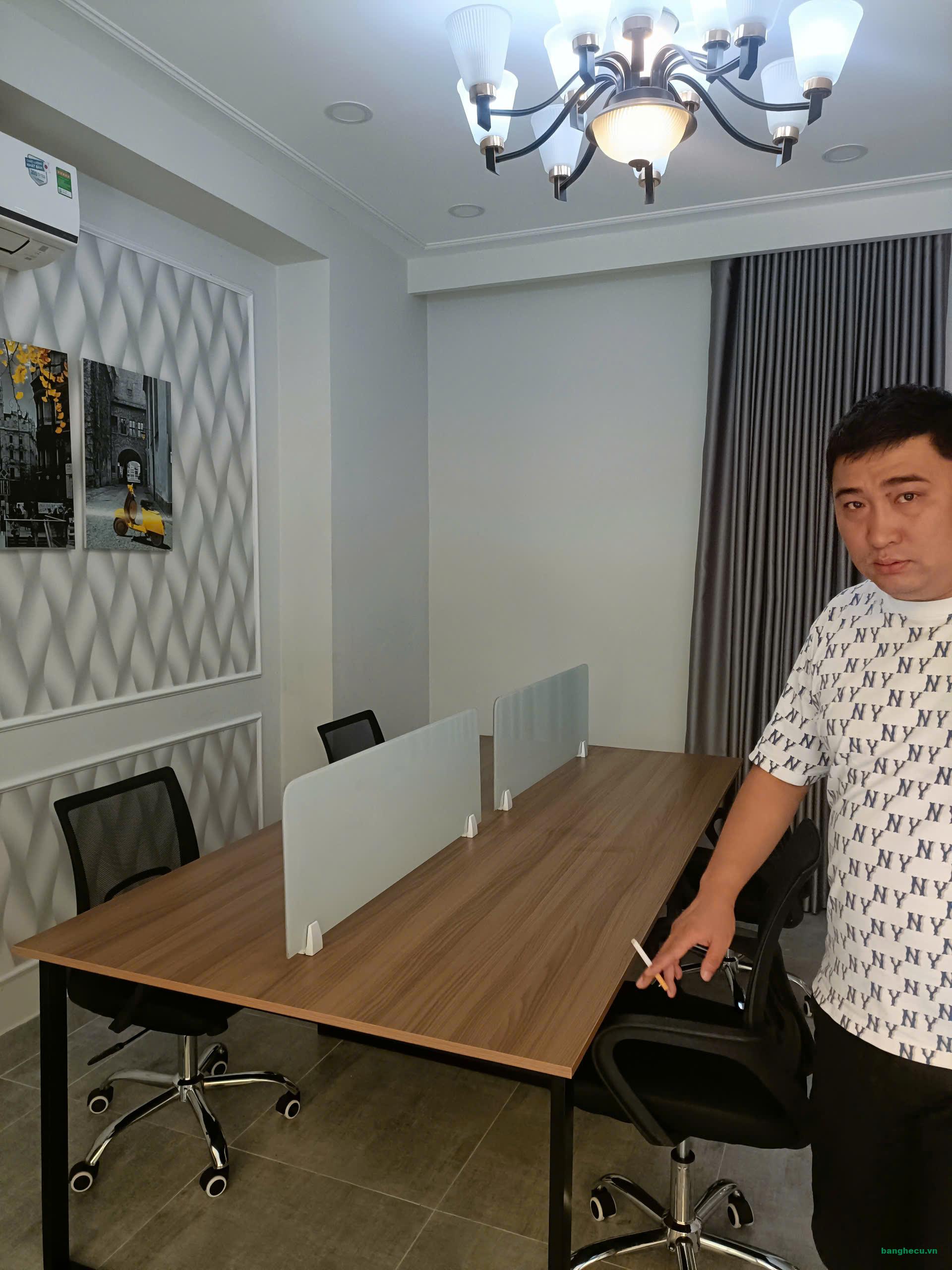 Bộ bàn làm việc cũ 4 chỗ có vách ngăn kính