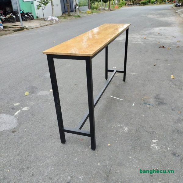Bàn bar chân sắt mặt gỗ tự nhiên dài 2m mới 99%