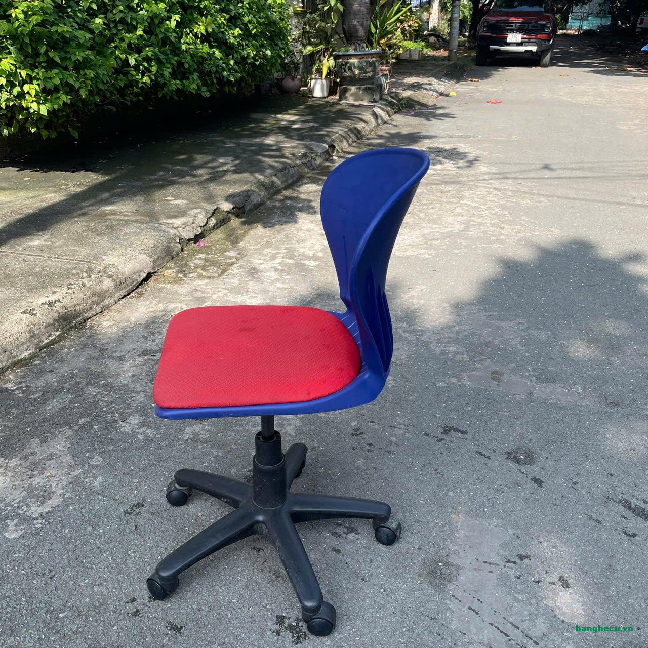 Ghế nhân viên hòa phát thanh lý mới 95%