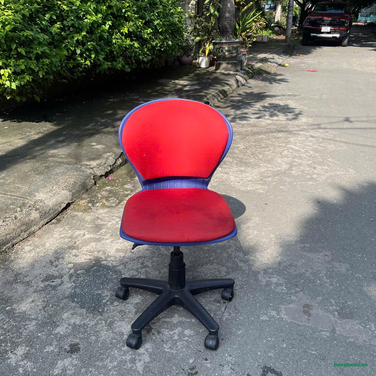 Ghế xoay văn phòng hòa phát mới 90%