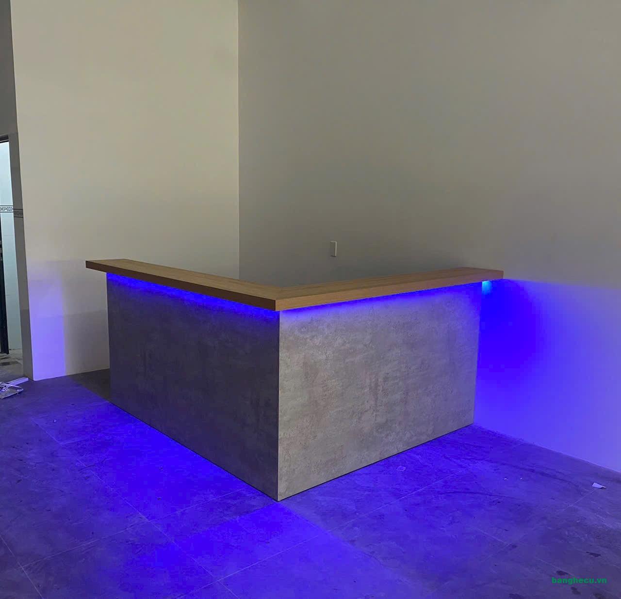 Quầy tính tiền chữ L 1m8 x 1m6 có đèn led