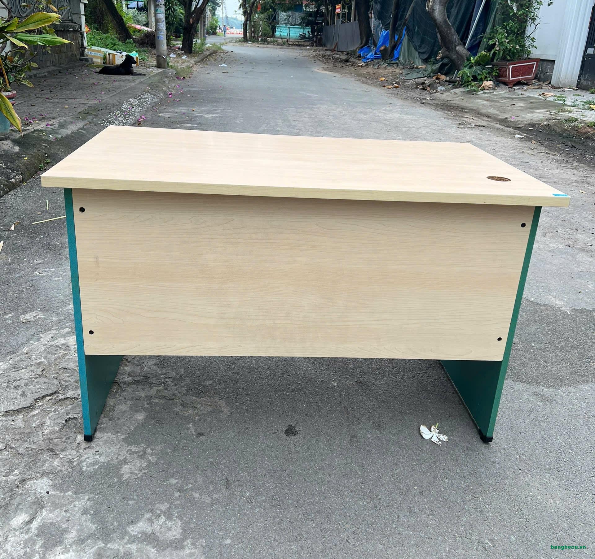 Bàn làm việc không hộc Hòa Phát 1m2x70cm mới 90%