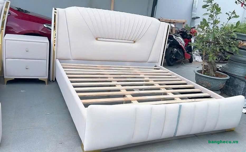 Giường ngủ bọc da màu trắng 1m8 mới 100%