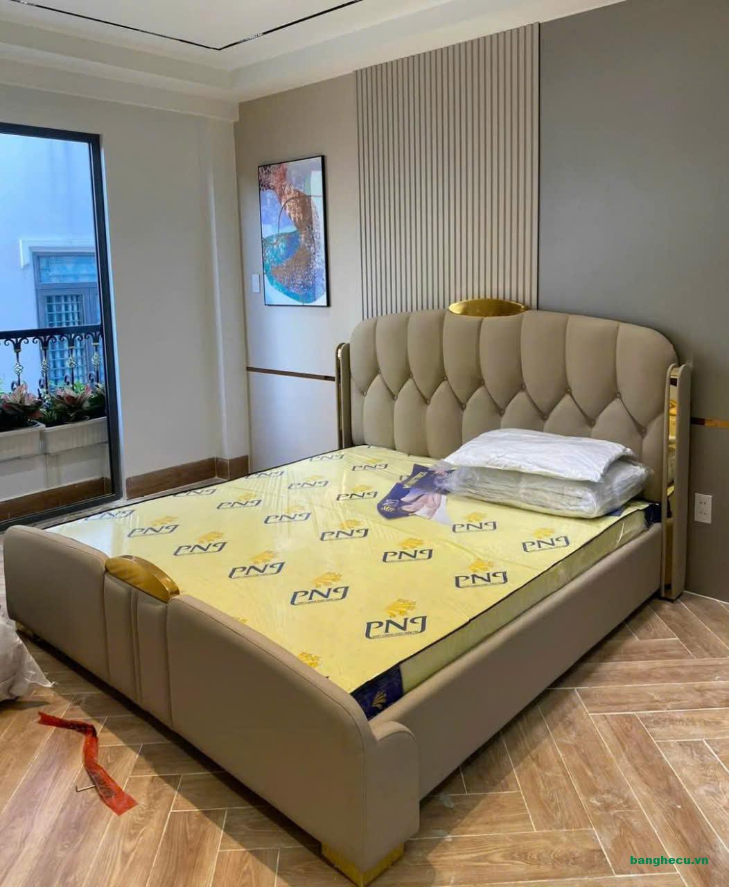 Giường bọc da sang trọng 1m8 mới 100%