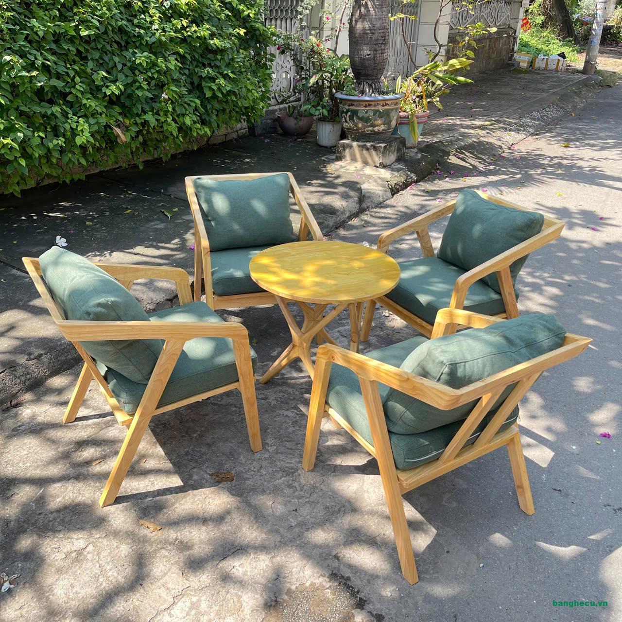 Bộ bàn ghế cafe Katana gỗ tự nhiên mặt nệm bọc vải