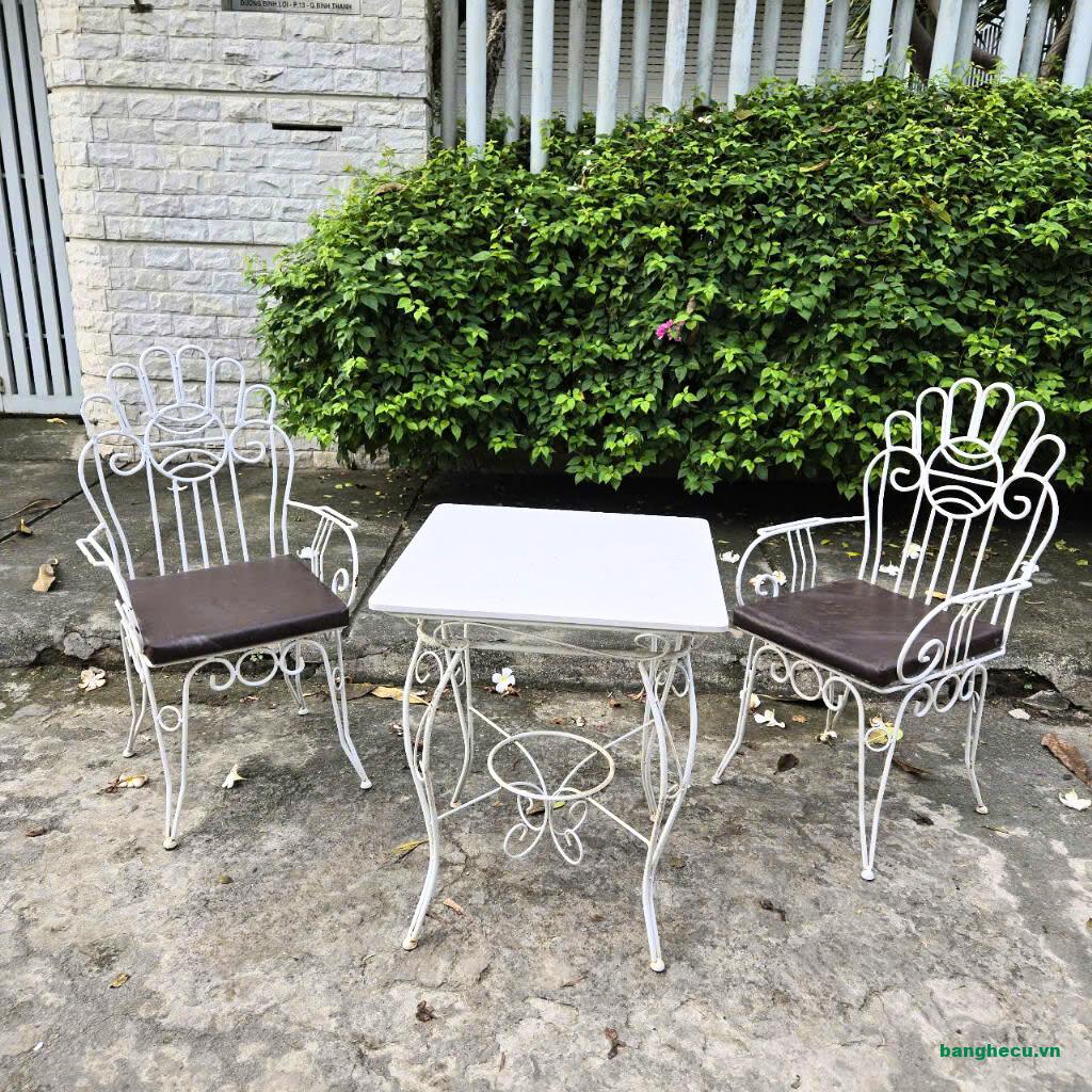 Bộ bàn ghế sắt nghệ thuật quán cafe ngoài trời màu trắng thanh lý