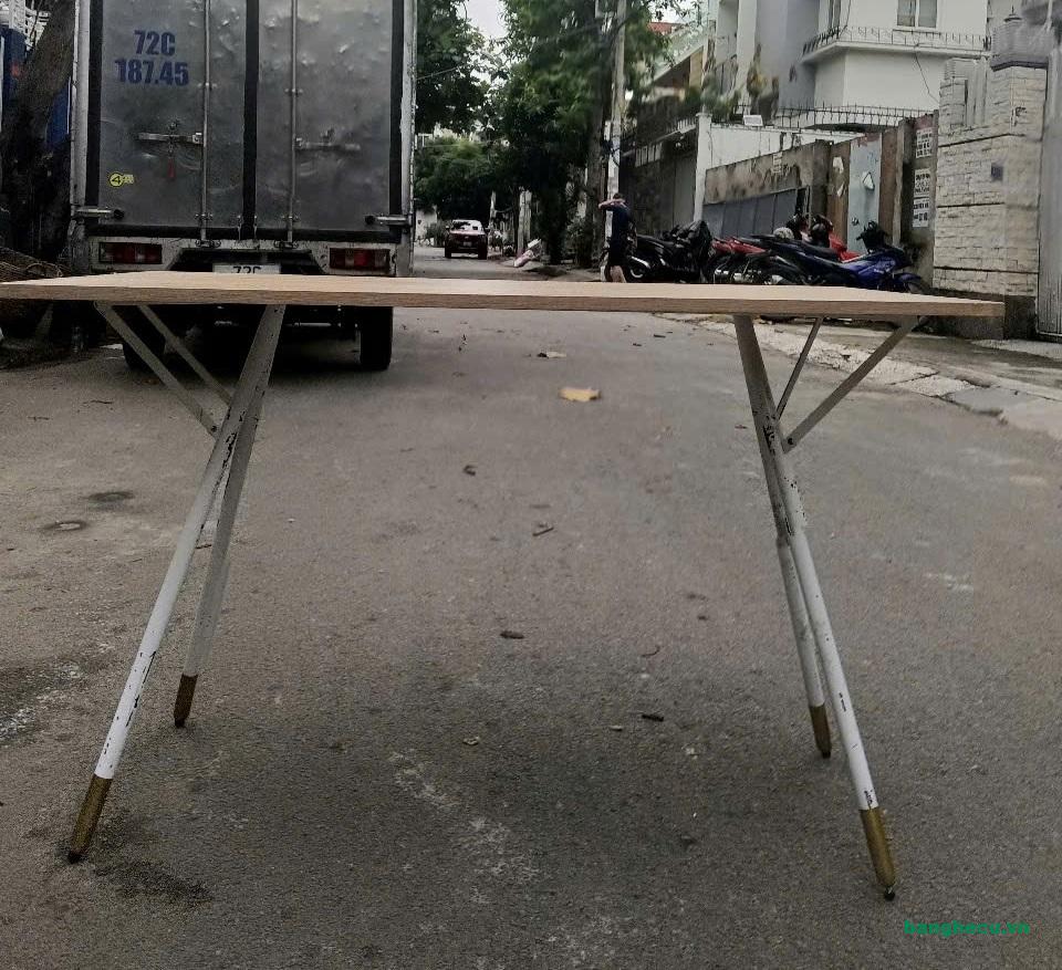 Bàn chân sắt decor 1m2x60cm mặt gỗ công nghiệp mới 90% - Ảnh 3