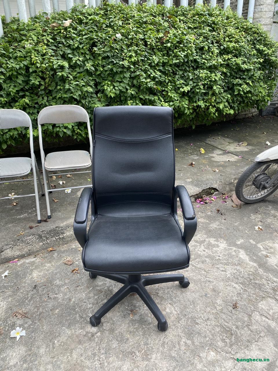 Ghế xoay Trưởng phòng bọc da màu đen mới 90%