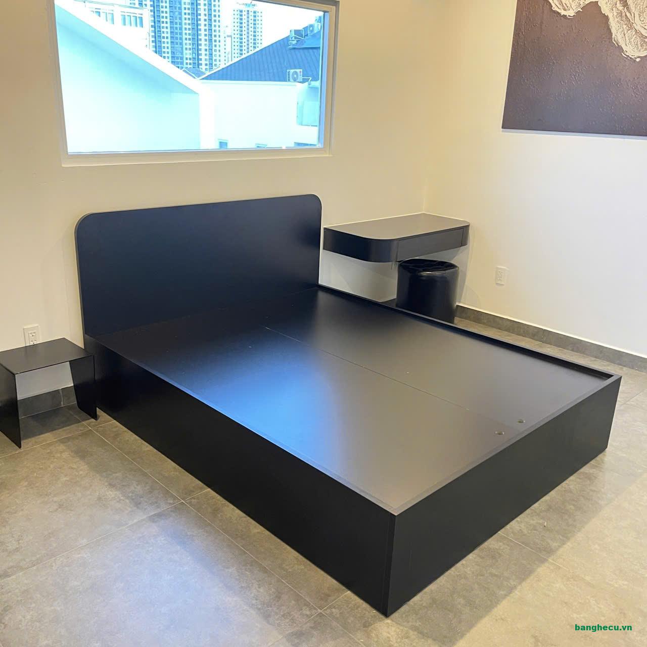 Giường gỗ MDF chống ẩm 1m6 kèm bàn sắt đầu giường