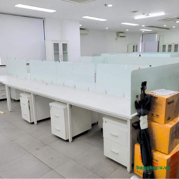 cum-ban-lam-viec-co-vach-ngan-thanh-ly