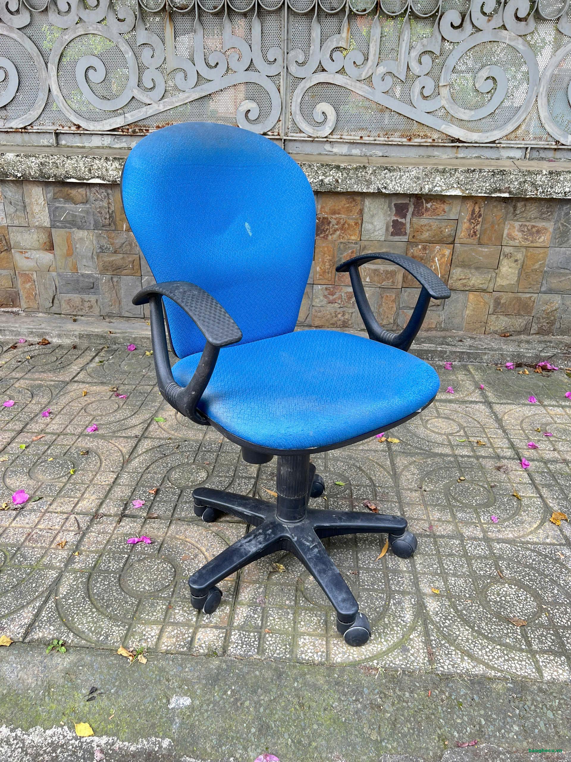 Ghế xoay văn phòng đệm bọc vải màu xanh có tay mới 90% - Ảnh 3