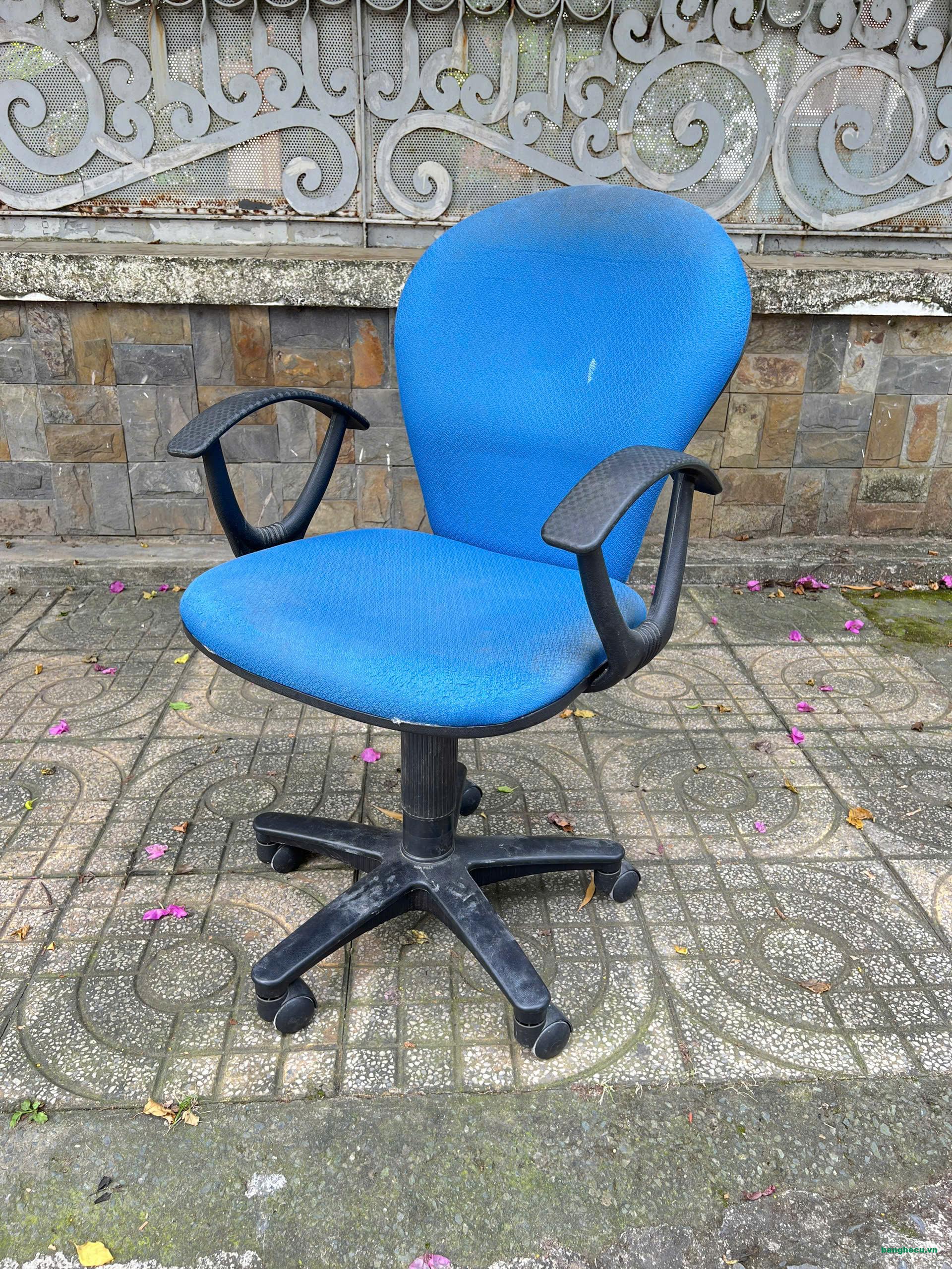 Ghế xoay văn phòng đệm bọc vải màu xanh có tay mới 90% - Ảnh 2