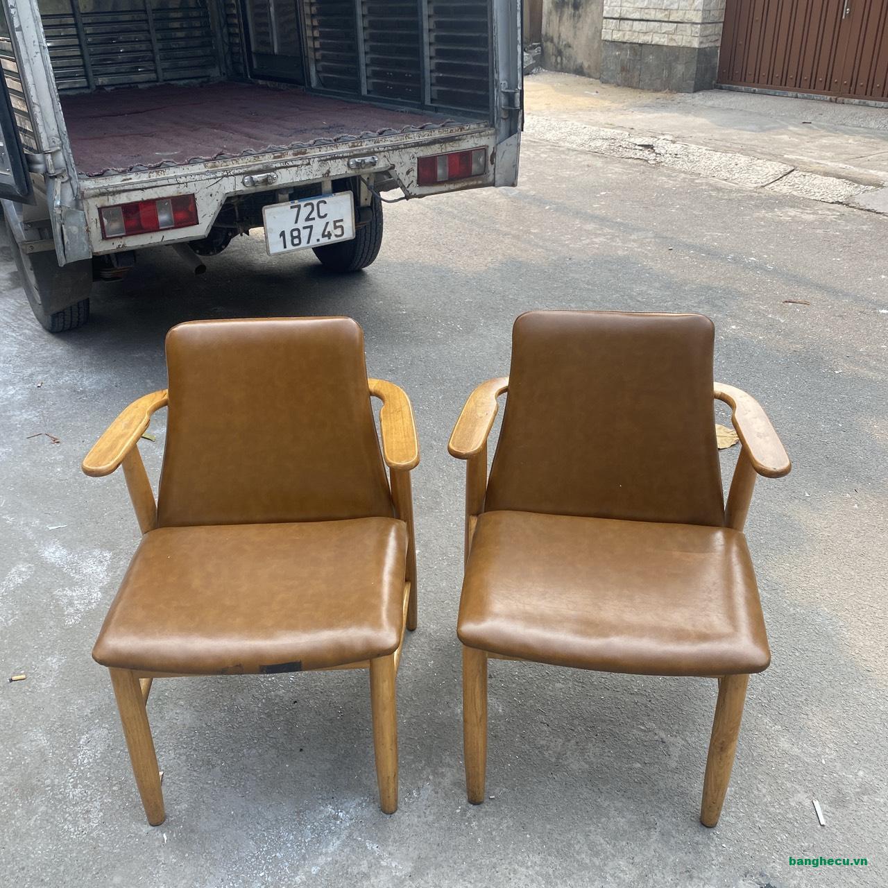 Ghế gỗ cafe Babie mặt nệm bọc da màu nâu mới 90%