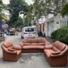 Bộ ghế sofa phòng khách bọc da màu nâu mới 90%