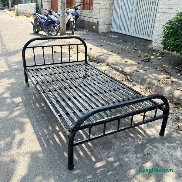 Giường sắt 1m1x2m màu đen mới 90%