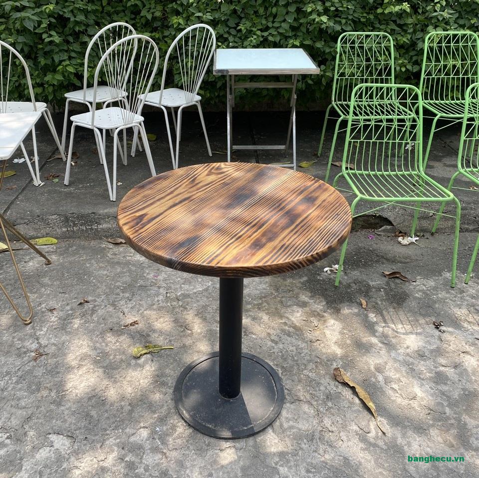 Bàn tròn cafe mặt gỗ tự nhiên màu nâu mới 90%