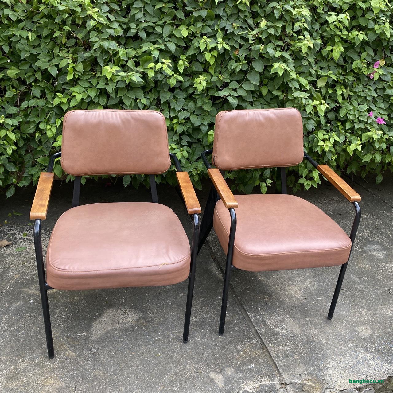 Ghế sắt cafe mặt đệm bọc da màu nâu hiện đại