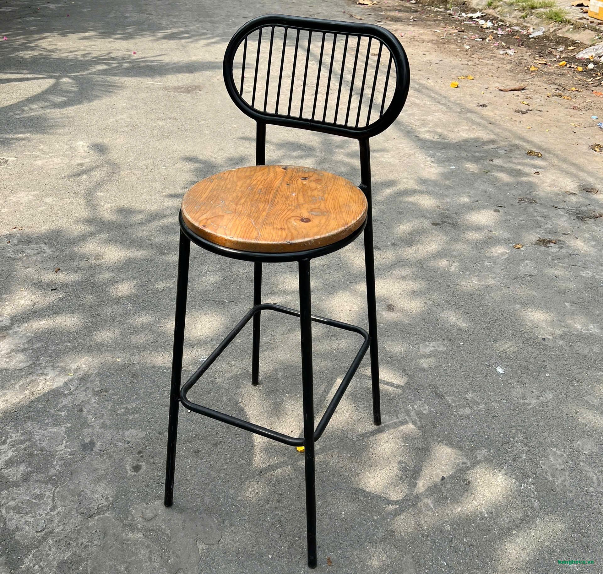 Ghế quầy bar chân sắt cao có tựa như mới