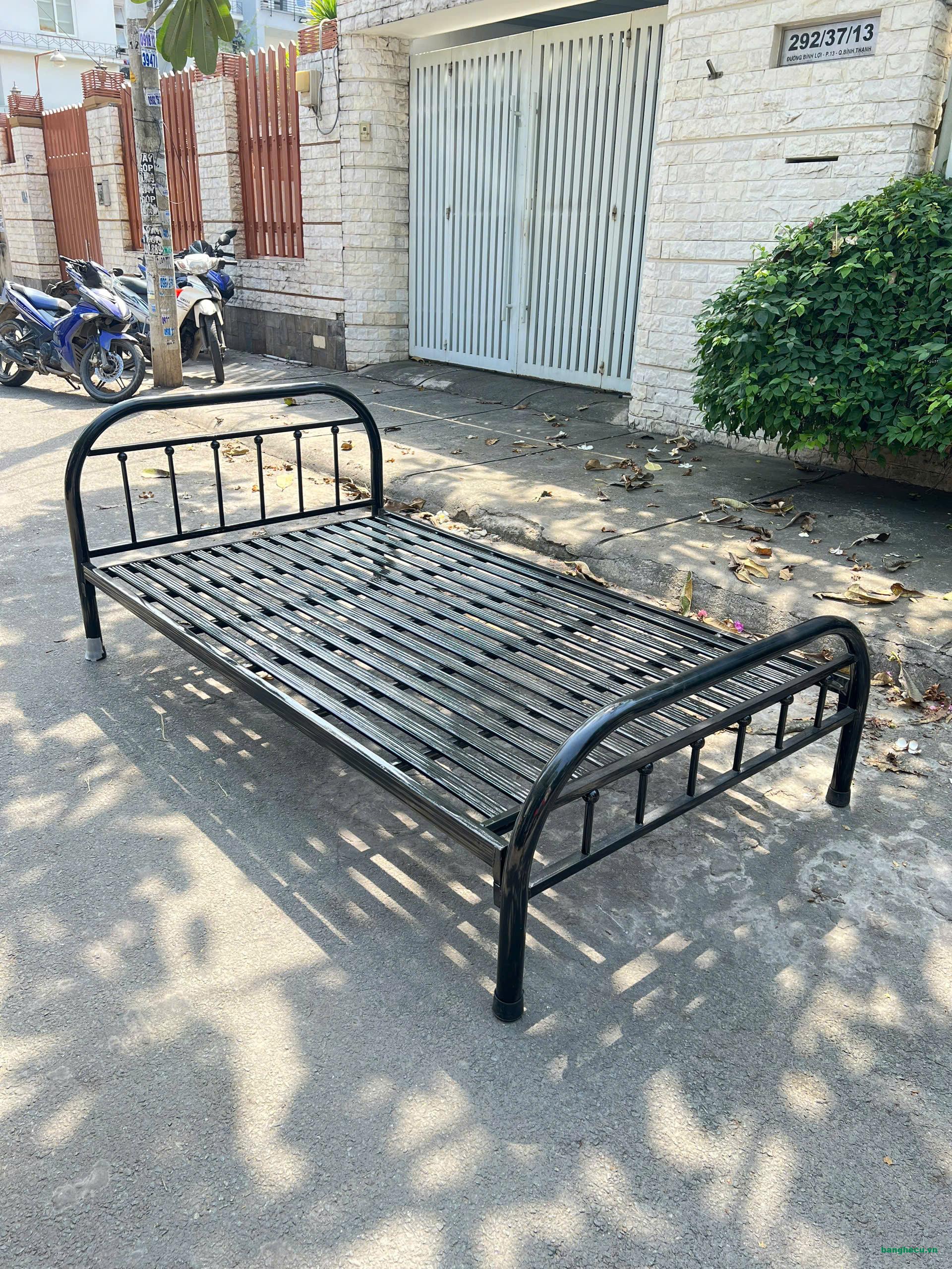 Giường sắt 1m1x2m màu đen mới 90% - Ảnh 2