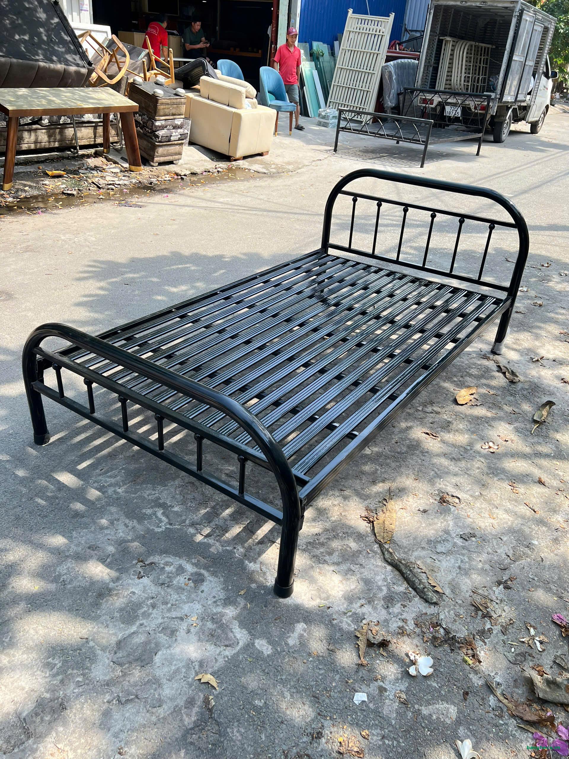 Giường sắt 1m1x2m màu đen mới 90% - Ảnh 3