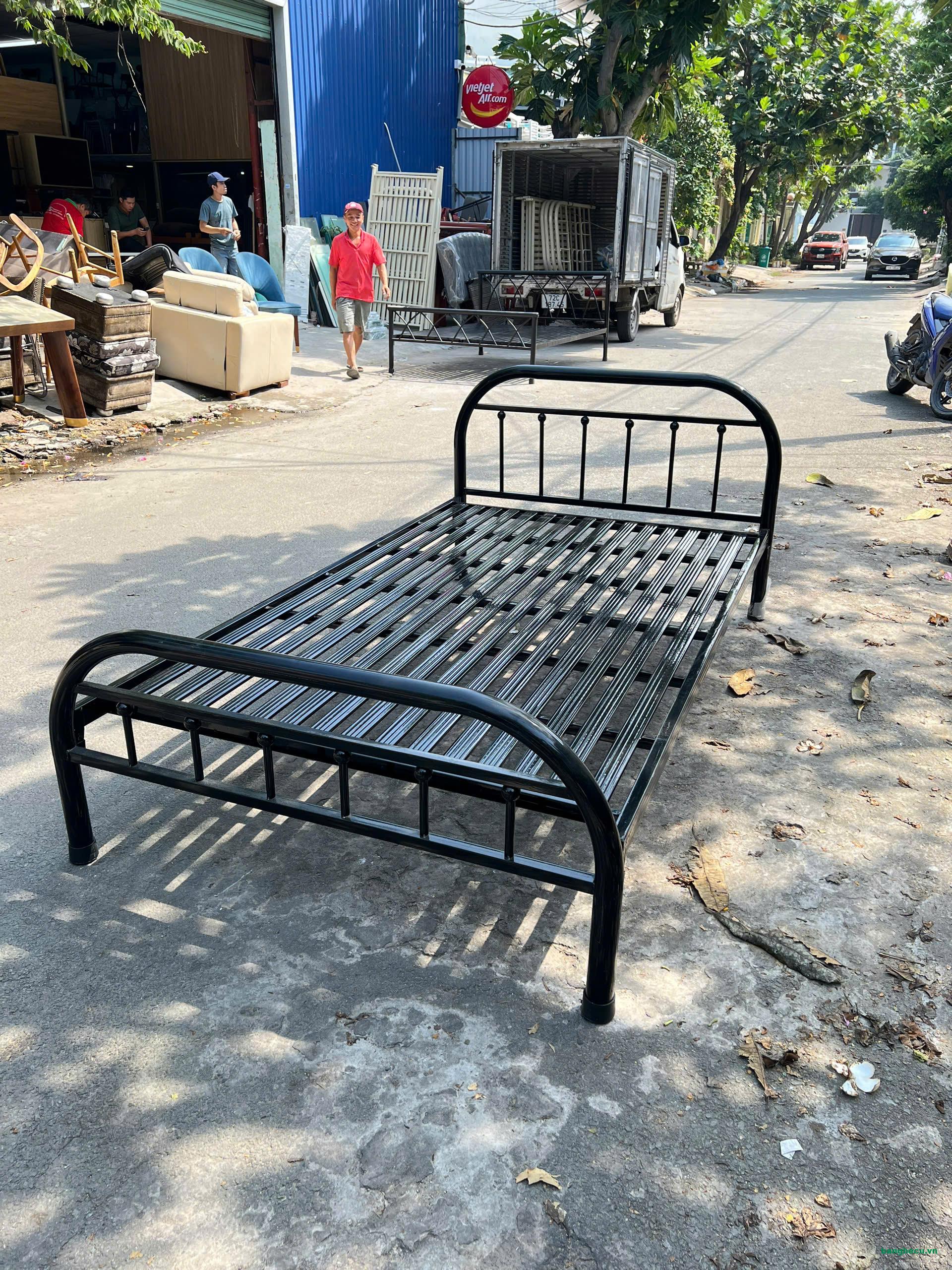 Giường sắt 1m1x2m màu đen mới 90% - Ảnh 4