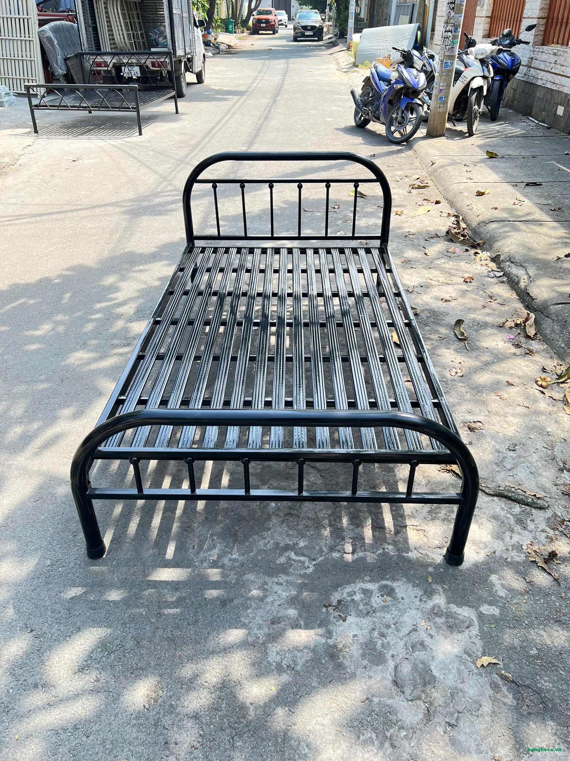 Giường sắt 1m1x2m màu đen mới 90% - Ảnh 5