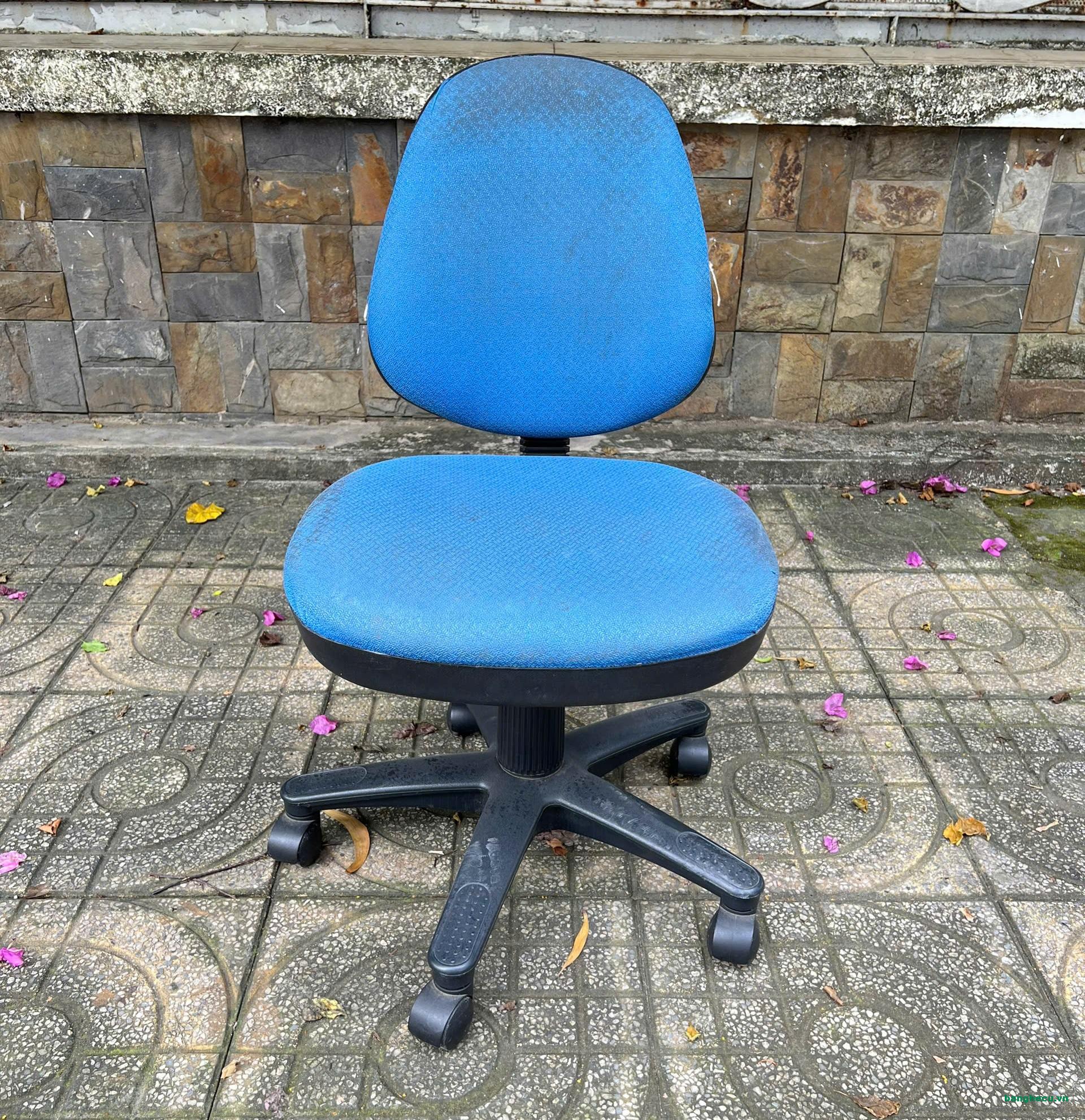 Ghế xoay văn phòng đệm vải màu xanh không tay cũ