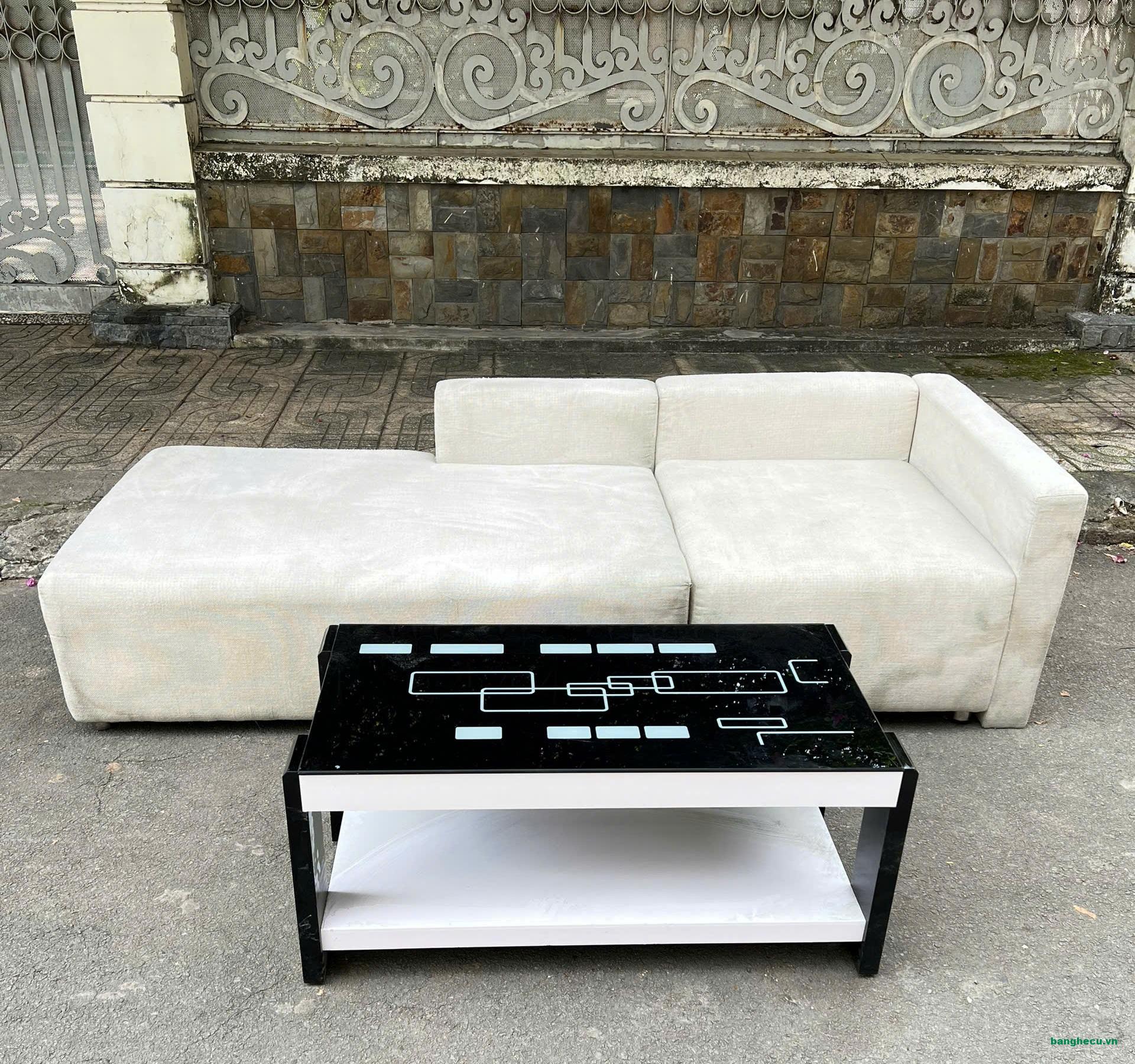 Thanh lý Bộ ghế sofa bọc vải màu kem kèm bàn