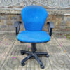 Ghế xoay văn phòng đệm bọc vải màu xanh có tay mới 90%
