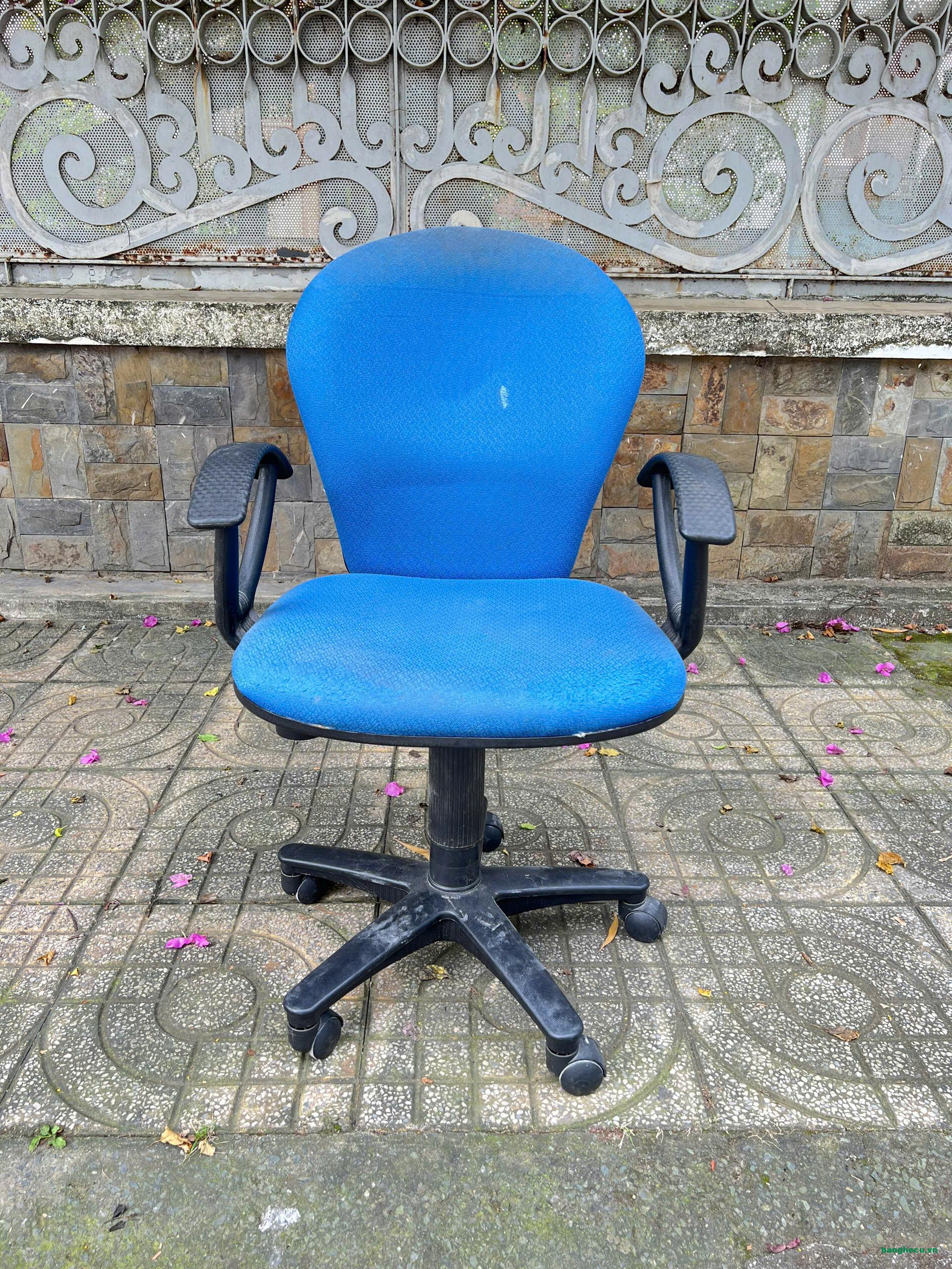 Ghế xoay văn phòng đệm bọc vải màu xanh có tay mới 90%